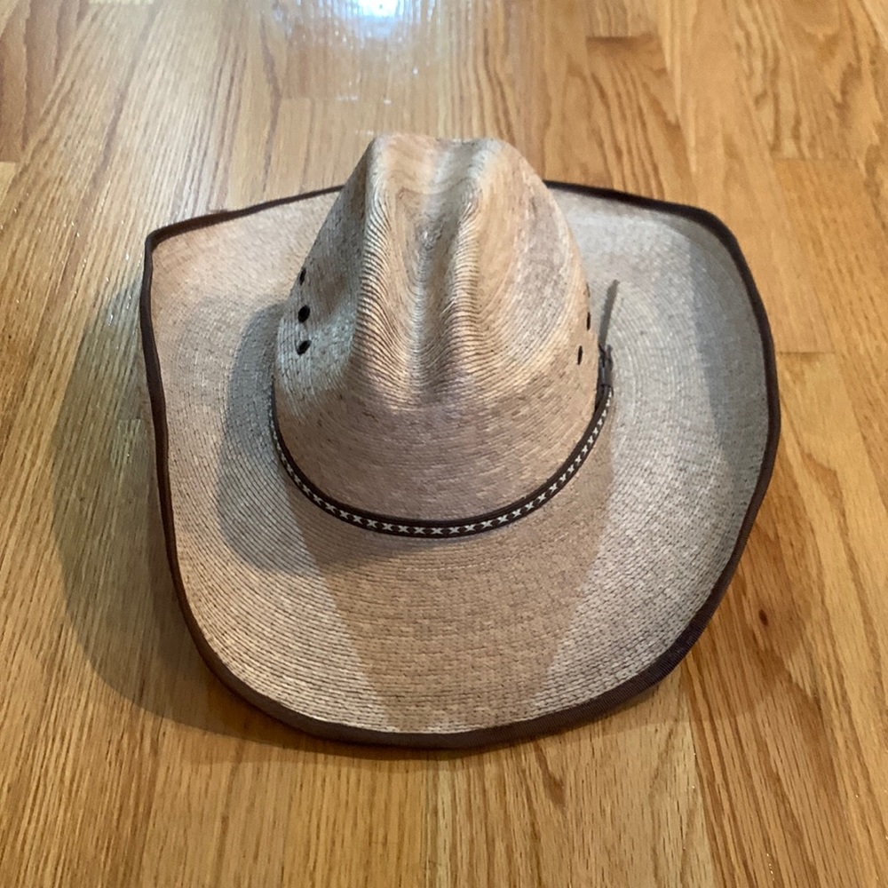 Jason Aldean cowboy hat